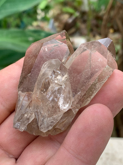 Cristal de roche fumé/ Quartz fumé, pointe naturelle de 60x45x25 mm - 59,2 gr., très belle qualité, très belle pureté !