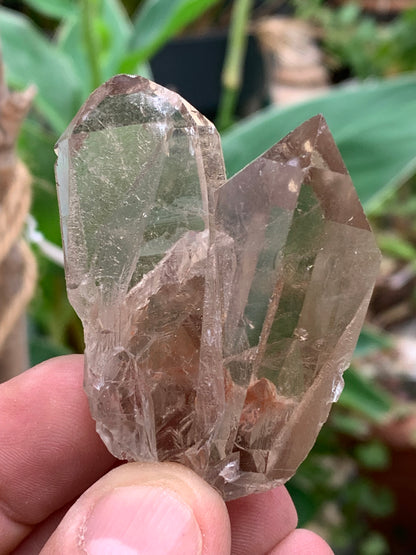 Cristal de roche fumé/ Quartz fumé, pointe naturelle de 60x45x25 mm - 59,2 gr., très belle qualité, très belle pureté !