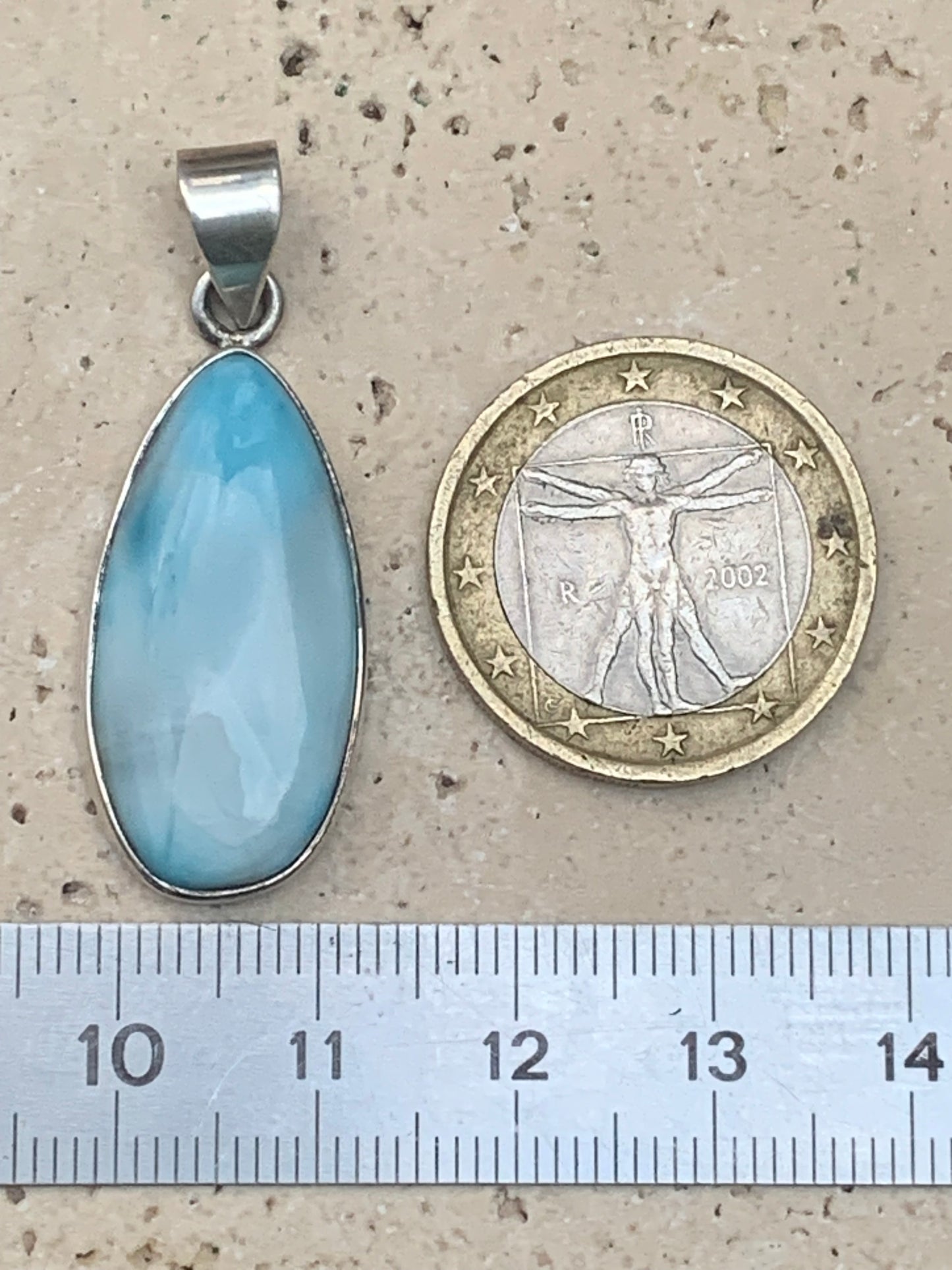 Larimar, pendentif en Argent de 40 mm de hauteur x 15 de largeur x 7 d'épaisseur. Vendu avec cordon réglable de couleur noire offert !