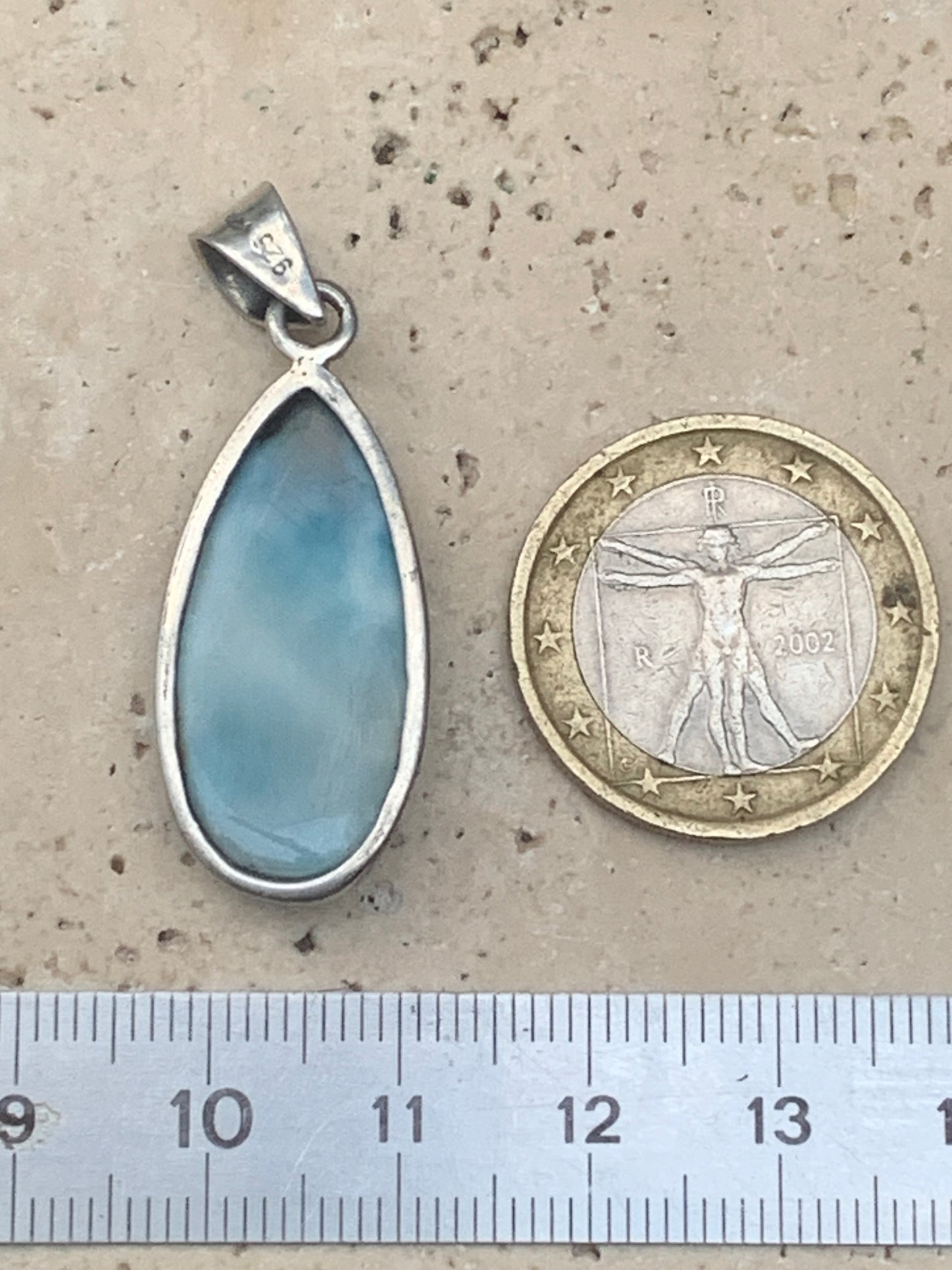 Larimar, pendentif en Argent de 40 mm de hauteur x 15 de largeur x 7 d'épaisseur. Vendu avec cordon réglable de couleur noire offert !