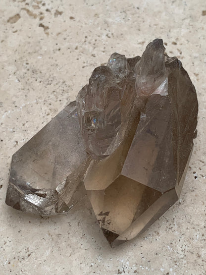 Cristal de roche fumé/ Quartz fumé, pointe naturelle de 60x45x25 mm - 59,2 gr., très belle qualité, très belle pureté !