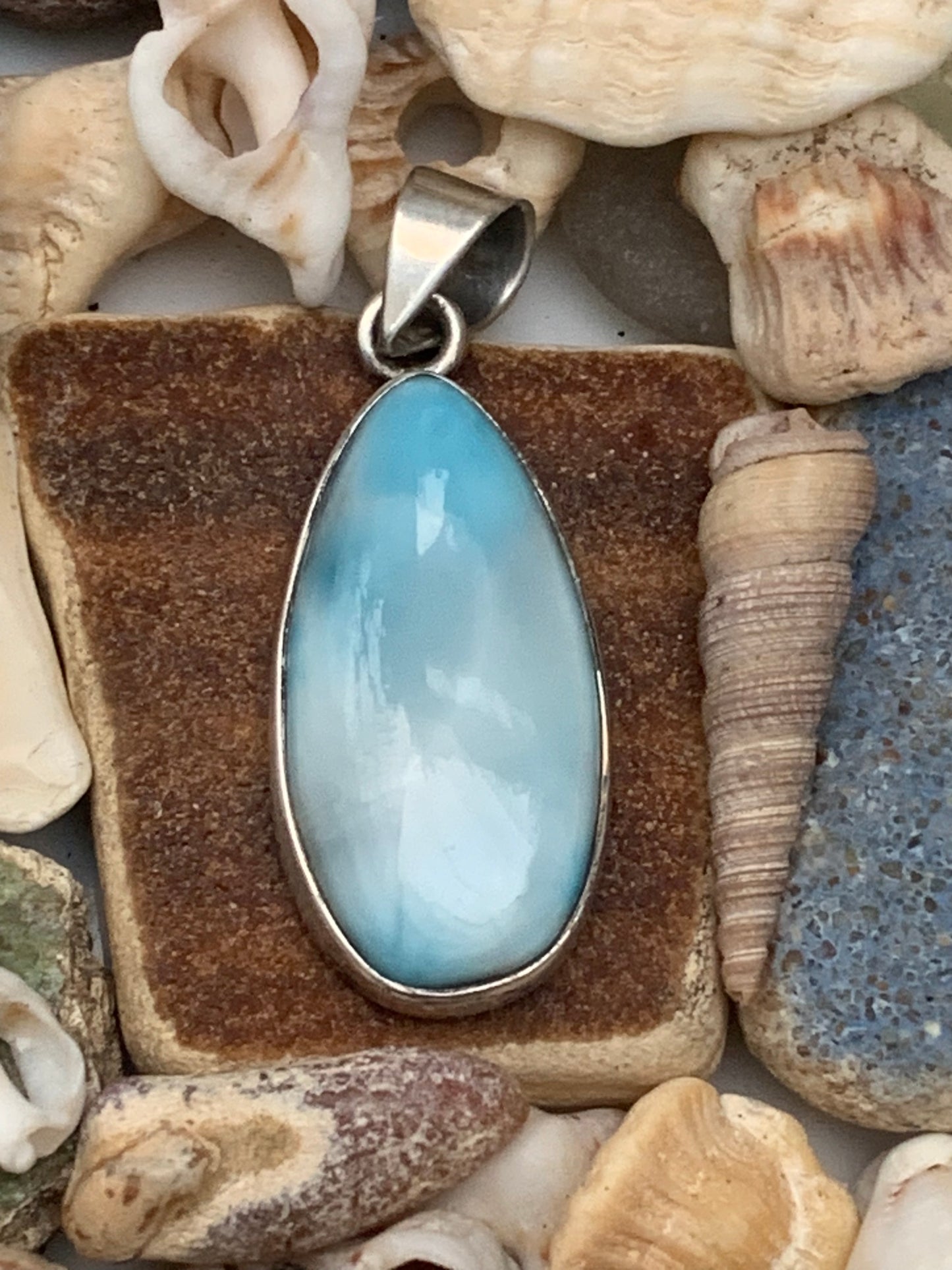 Larimar, pendentif en Argent de 40 mm de hauteur x 15 de largeur x 7 d'épaisseur. Vendu avec cordon réglable de couleur noire offert !