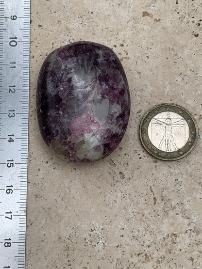 Lépidolite (Mica violet) avec Tourmaline Rubelitte - Galet de 48 mm x 36 x 18 - de 47,7 grammes, superbe pièce !
