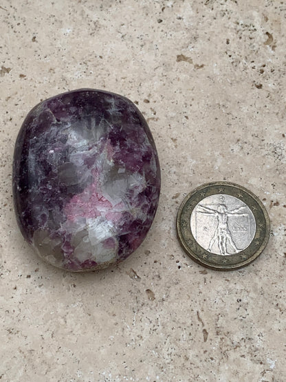 Lépidolite (Mica violet) avec Tourmaline Rubelitte - Galet de 48 mm x 36 x 18 - de 47,7 grammes, superbe pièce !