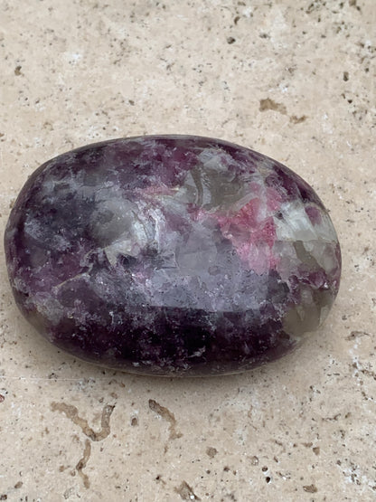 Lépidolite (Mica violet) avec Tourmaline Rubelitte - Galet de 48 mm x 36 x 18 - de 47,7 grammes, superbe pièce !