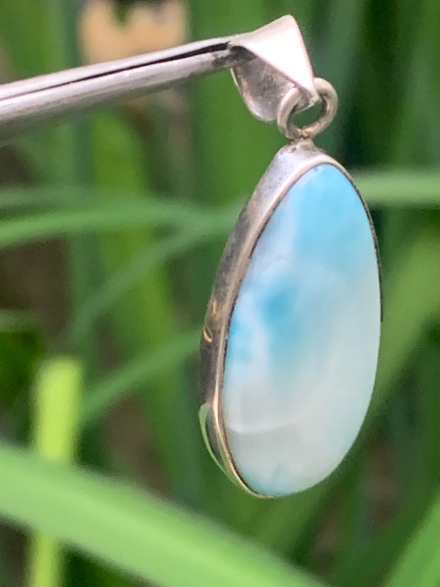 Larimar, pendentif en Argent de 40 mm de hauteur x 15 de largeur x 7 d'épaisseur. Vendu avec cordon réglable de couleur noire offert !