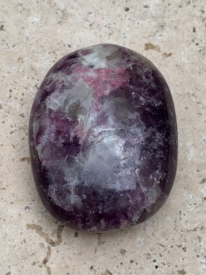 Lépidolite (Mica violet) avec Tourmaline Rubelitte - Galet de 48 mm x 36 x 18 - de 47,7 grammes, superbe pièce !