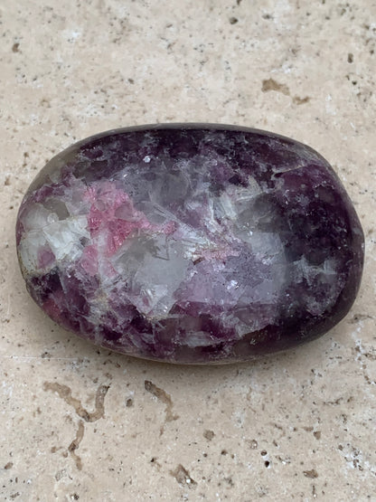 Lépidolite (Mica violet) avec Tourmaline Rubelitte - Galet de 48 mm x 36 x 18 - de 47,7 grammes, superbe pièce !