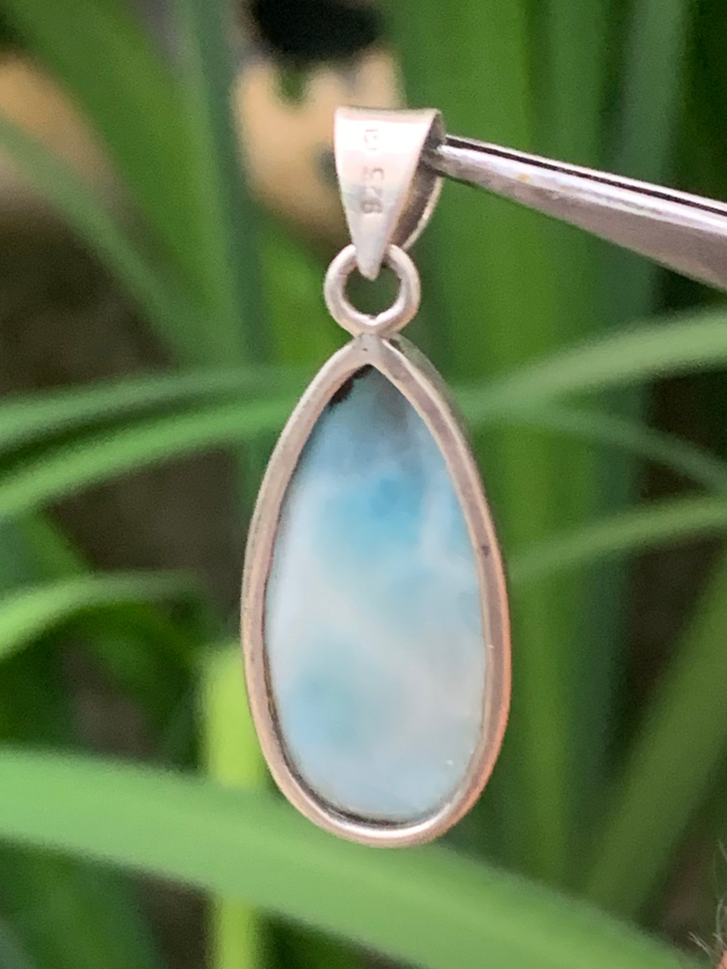 Larimar, pendentif en Argent de 40 mm de hauteur x 15 de largeur x 7 d'épaisseur. Vendu avec cordon réglable de couleur noire offert !