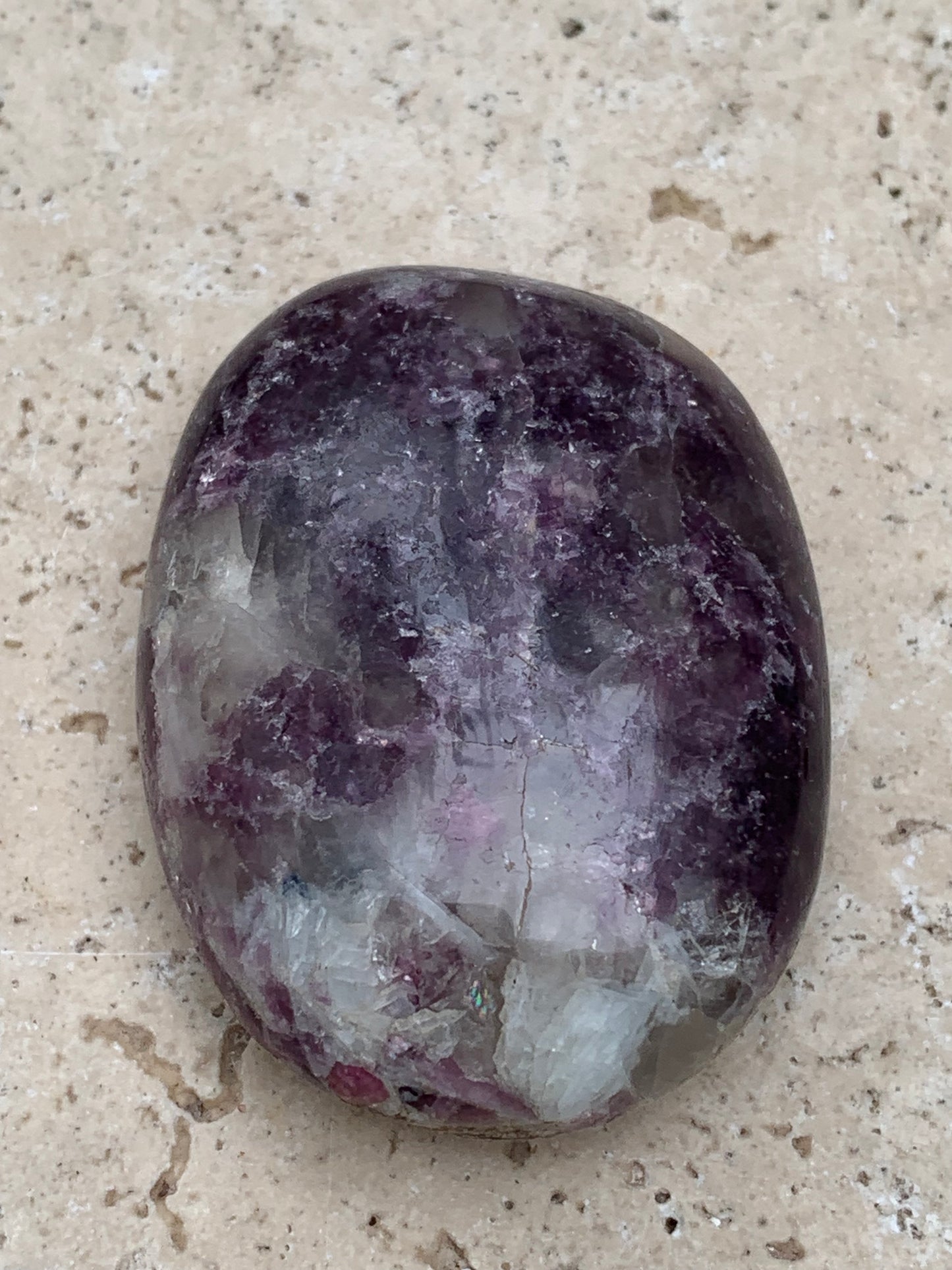 Lépidolite (Mica violet) avec Tourmaline Rubelitte - Galet de 48 mm x 36 x 18 - de 47,7 grammes, superbe pièce !