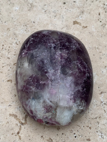 Lépidolite (Mica violet) avec Tourmaline Rubelitte - Galet de 48 mm x 36 x 18 - de 47,7 grammes, superbe pièce !