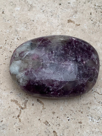 Lépidolite (Mica violet) avec Tourmaline Rubelitte - Galet de 48 mm x 36 x 18 - de 47,7 grammes, superbe pièce !