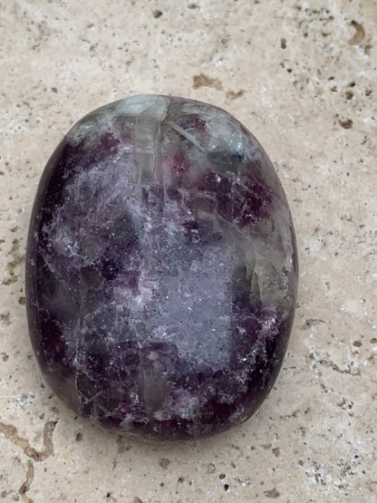 Lépidolite (Mica violet) avec Tourmaline Rubelitte - Galet de 48 mm x 36 x 18 - de 47,7 grammes, superbe pièce !