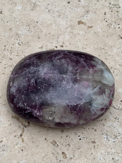Lépidolite (Mica violet) avec Tourmaline Rubelitte - Galet de 48 mm x 36 x 18 - de 47,7 grammes, superbe pièce !