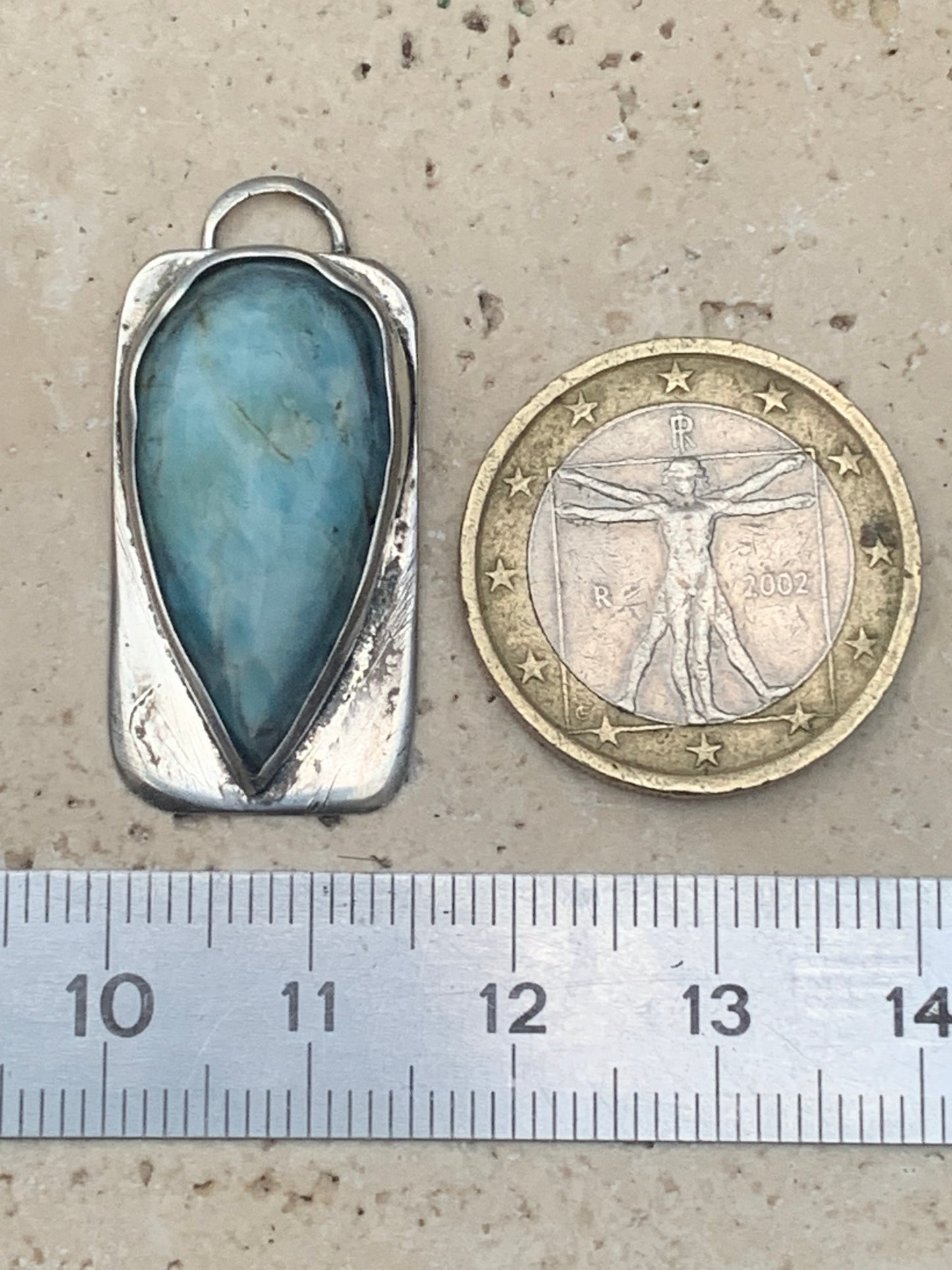 Larimar, pendentif en Argent de 33 mm de hauteur x 16 de largeur x 7 d'épaisseur. Vendu avec cordon réglable de couleur noire offert !