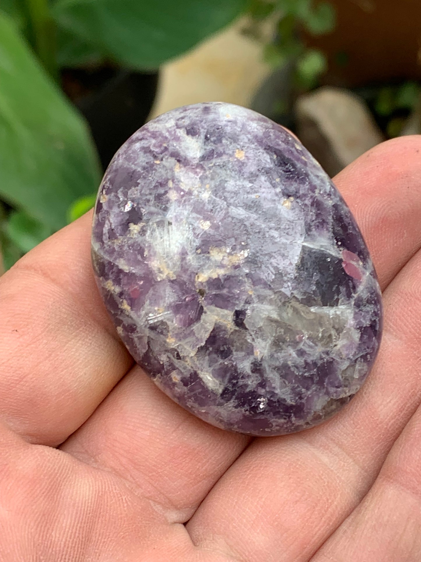 Lépidolite (Mica violet) - Galet de 50mm x 38 x 18 - de 51,4 grammes, superbe pièce !