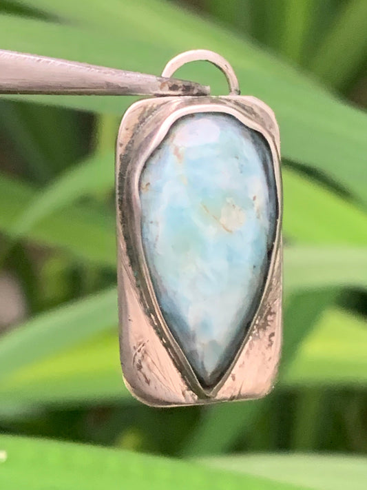 Larimar, pendentif en Argent de 33 mm de hauteur x 16 de largeur x 7 d'épaisseur. Vendu avec cordon réglable de couleur noire offert !