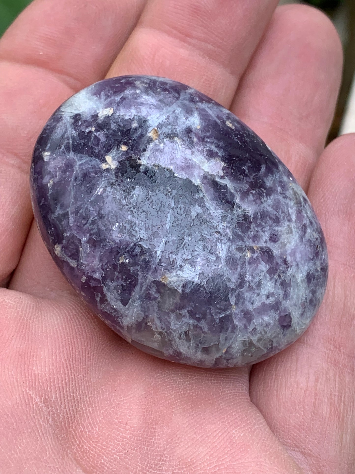 Lépidolite (Mica violet) - Galet de 50mm x 38 x 18 - de 51,4 grammes, superbe pièce !