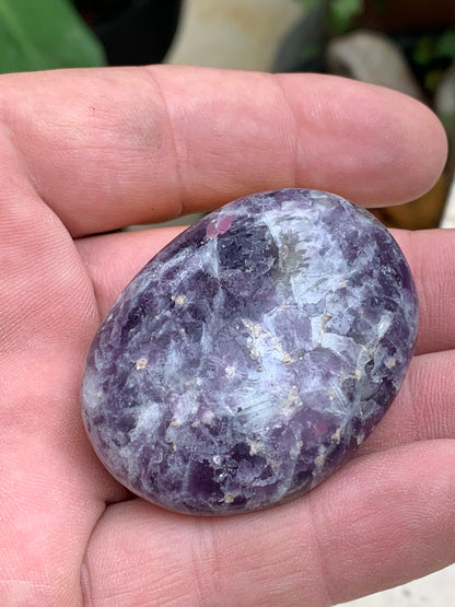 Lépidolite (Mica violet) - Galet de 50mm x 38 x 18 - de 51,4 grammes, superbe pièce !