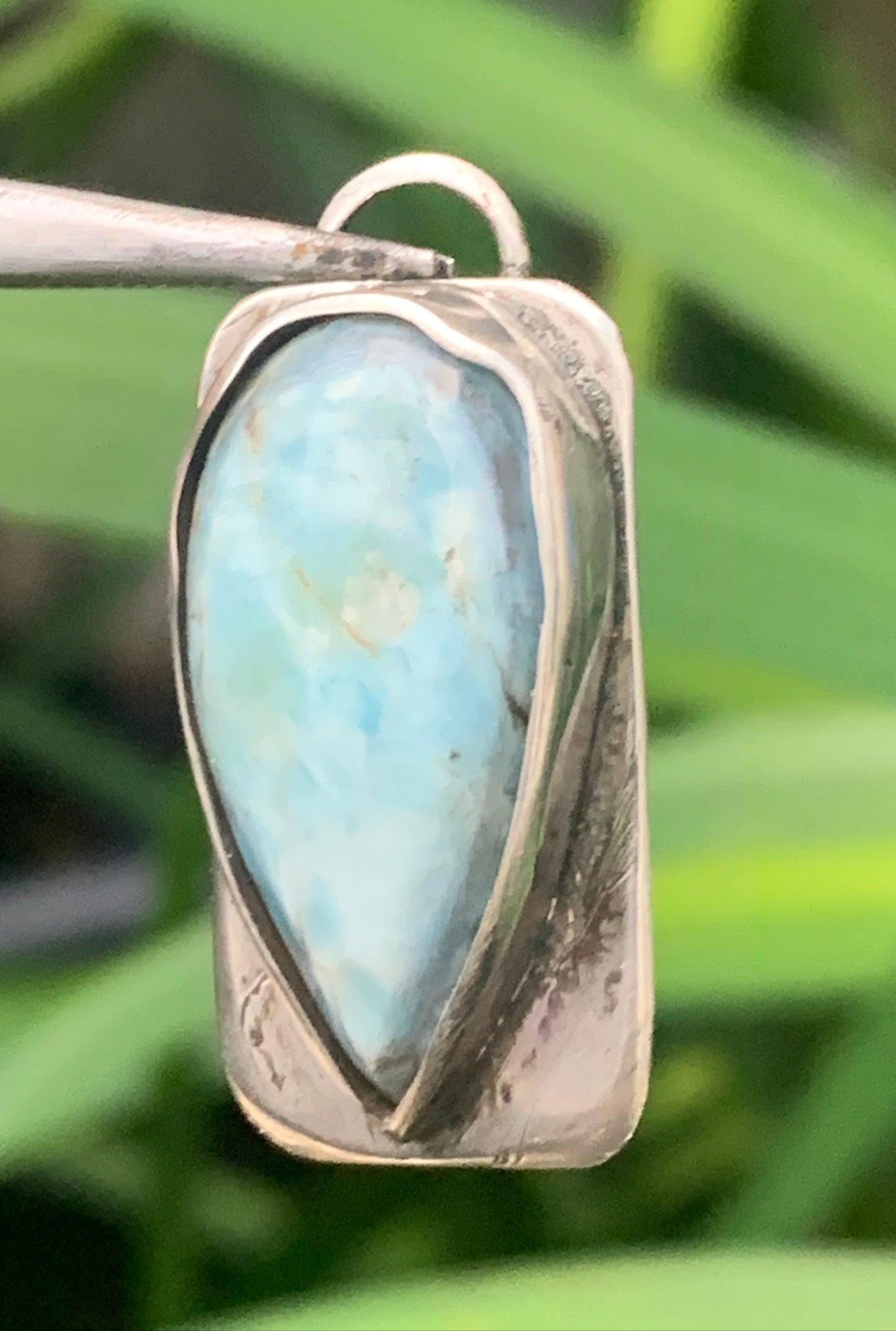 Larimar, pendentif en Argent de 33 mm de hauteur x 16 de largeur x 7 d'épaisseur. Vendu avec cordon réglable de couleur noire offert !