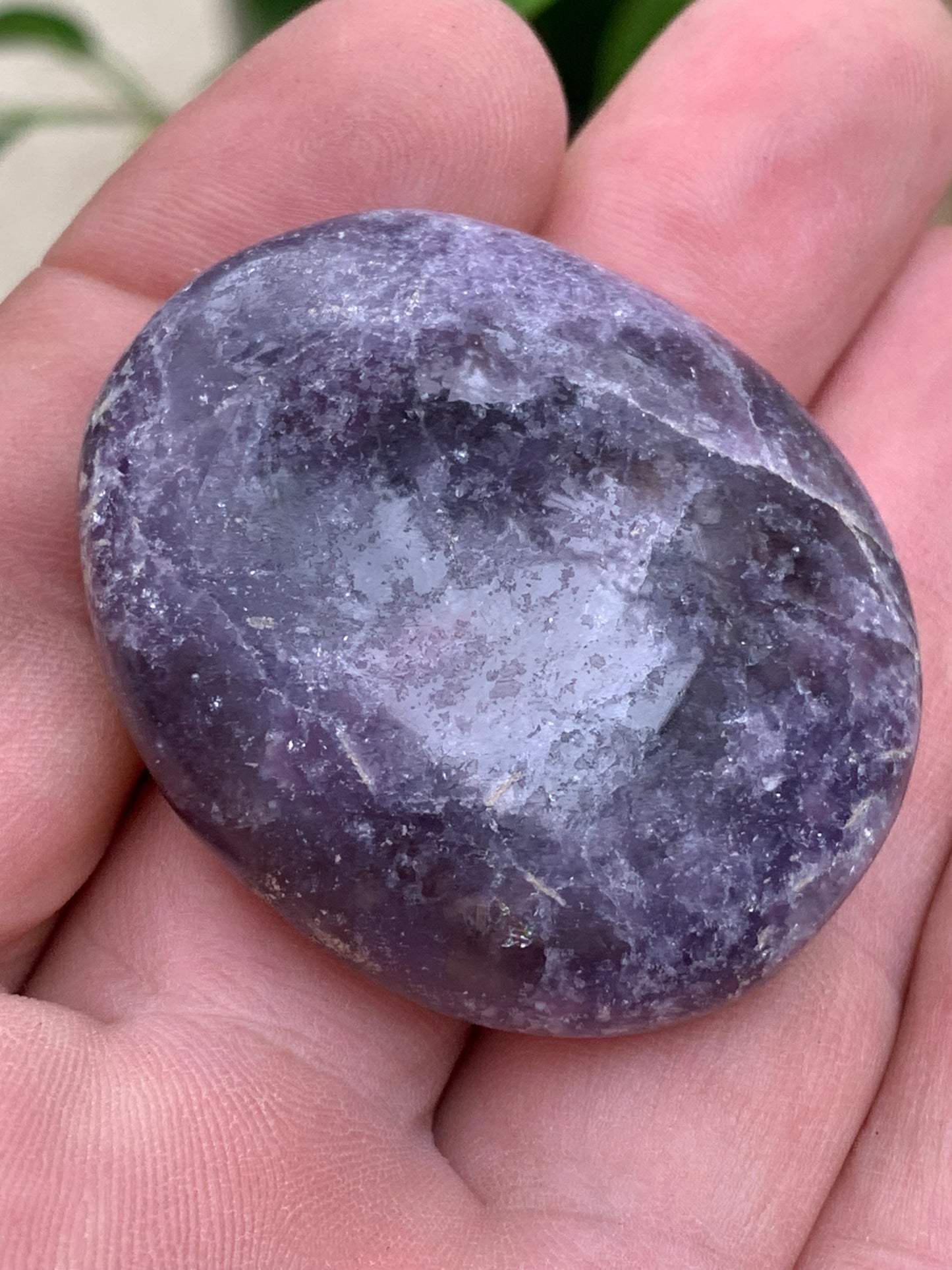 Lépidolite (Mica violet) - Galet de 46mm x 40 x 17 - de 45,2 grammes, superbe pièce !