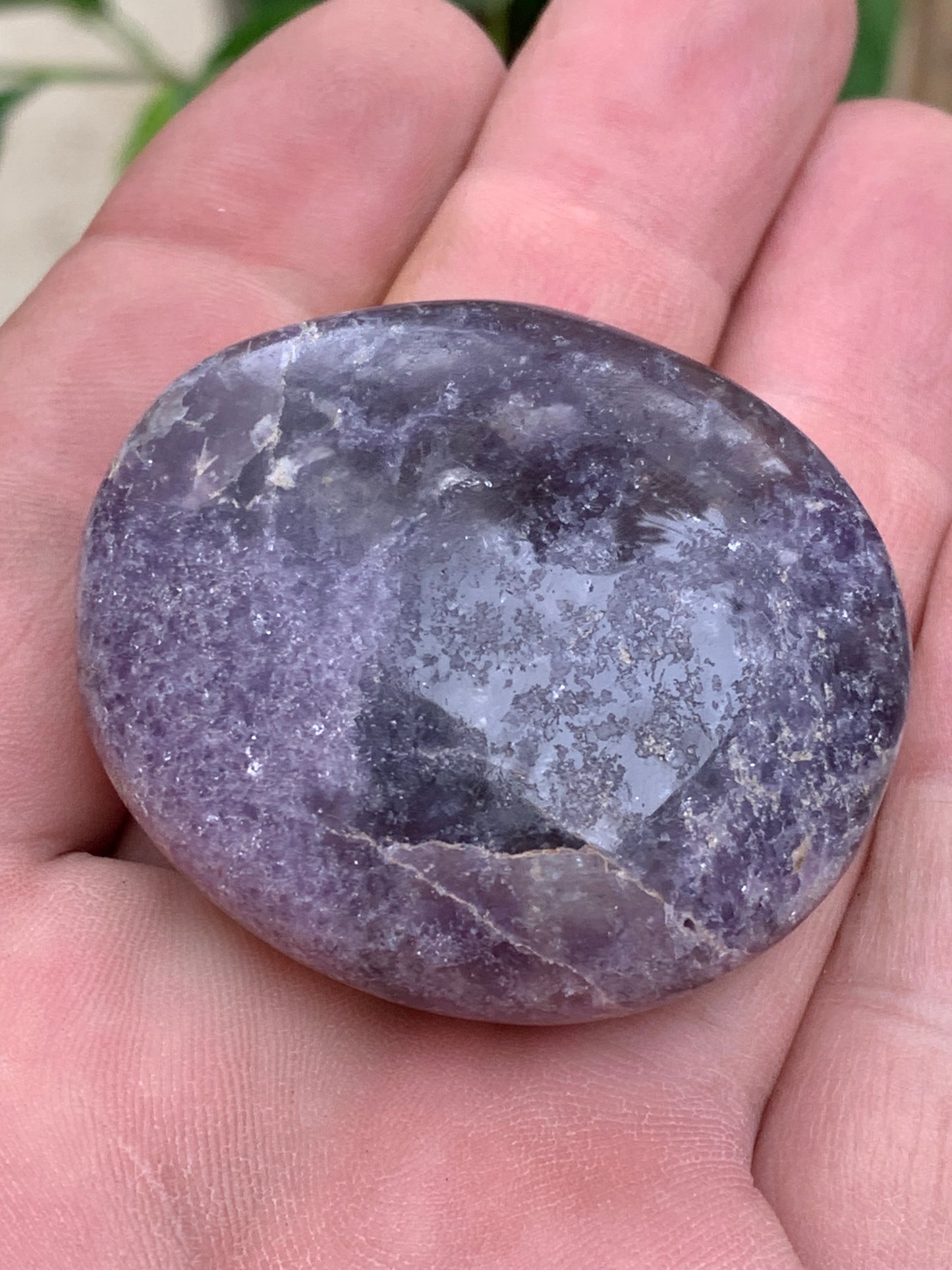 Lépidolite (Mica violet) - Galet de 46mm x 40 x 17 - de 45,2 grammes, superbe pièce !