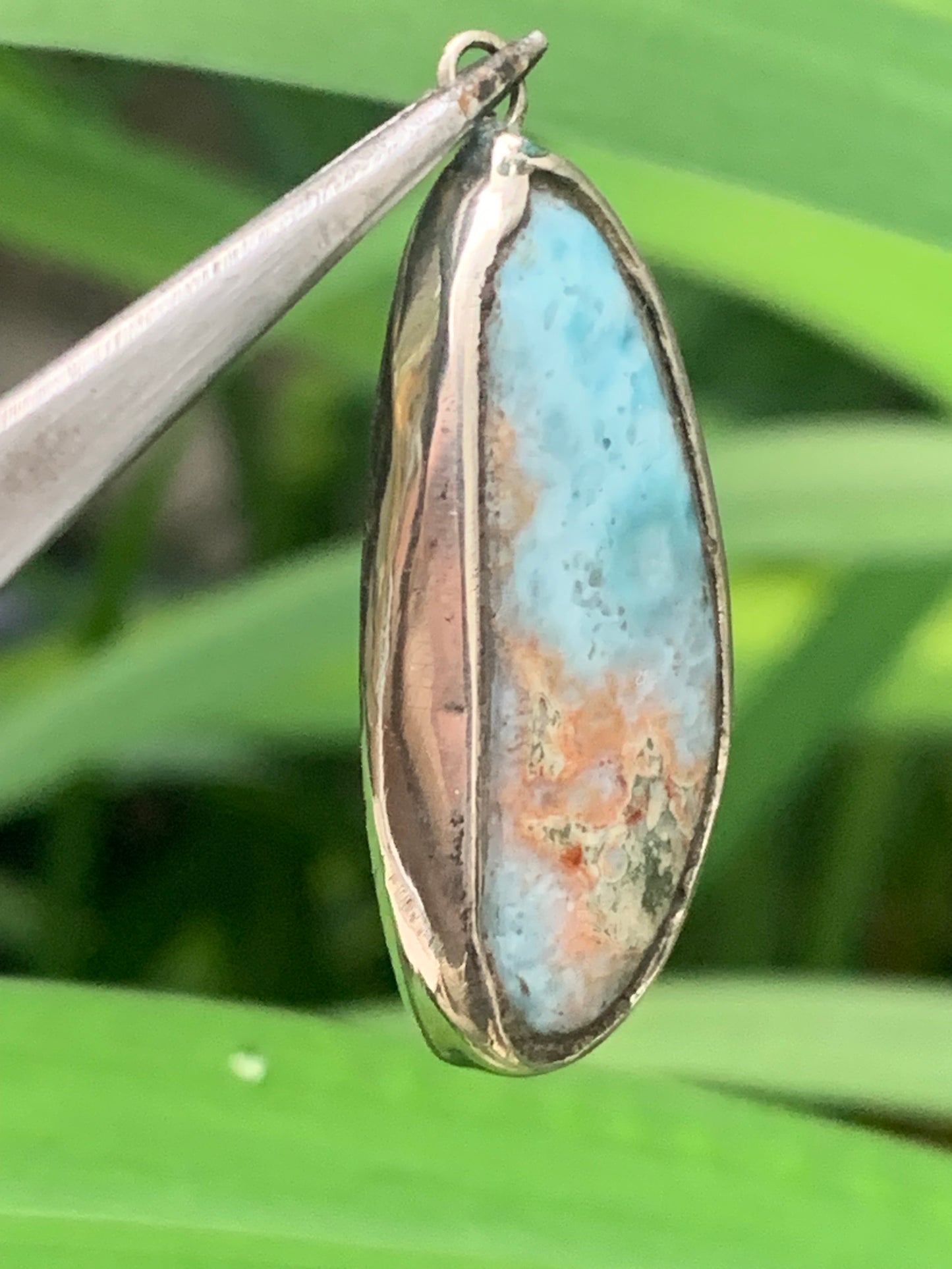 Larimar, pendentif en Argent de 37 mm de hauteur x 15 de largeur x 5 d'épaisseur. Vendu avec cordon réglable de couleur noire offert !