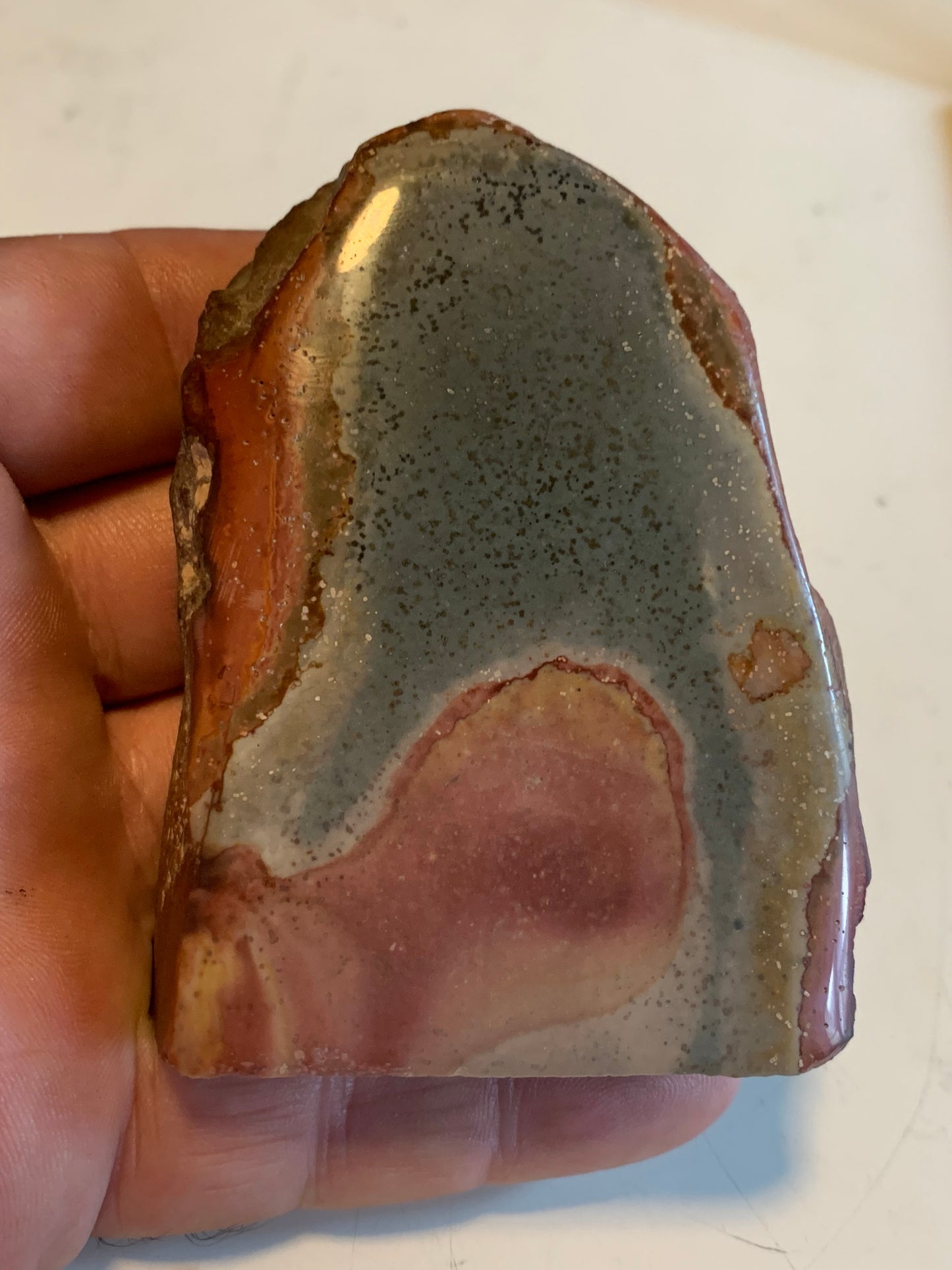 Jaspe polychrome - forme libre de 272,9 grammes - de 83x62x42mm. Très beau morceau !