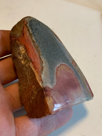 Jaspe polychrome - forme libre de 272,9 grammes - de 83x62x42mm. Très beau morceau !