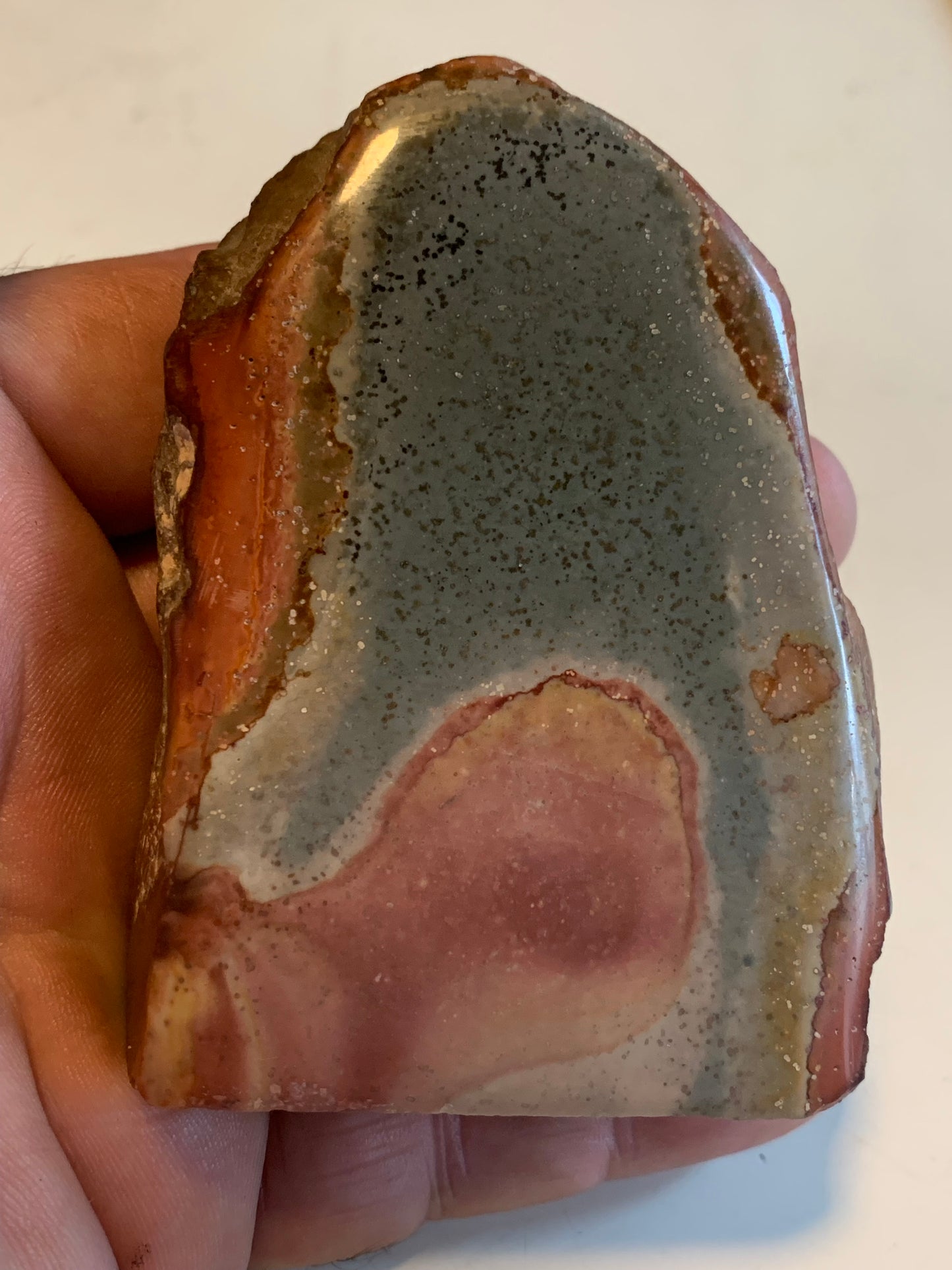 Jaspe polychrome - forme libre de 272,9 grammes - de 83x62x42mm. Très beau morceau !