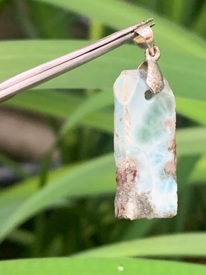 Larimar, pendentif en Argent de 36 mm de hauteur x 12 de largeur x 6 d'épaisseur. Vendu avec cordon réglable de couleur noire offert !