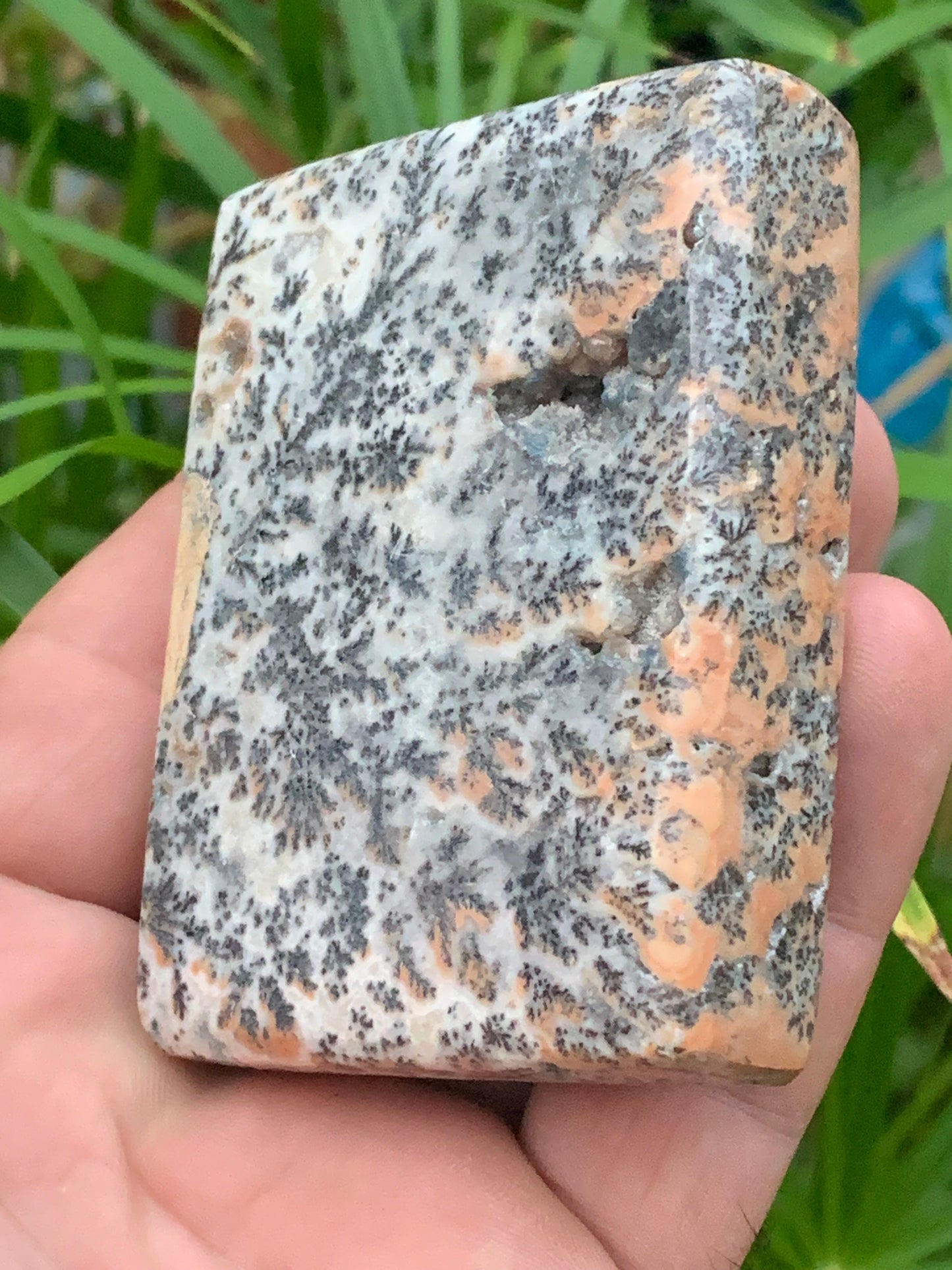 Jaspe/ Agate dendritique - forme libre de 214,7 grammes - 77x60x20mm. Très beau morceau en forme de savon !