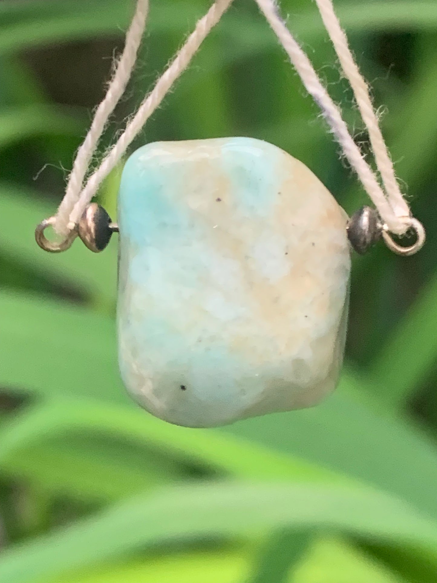 Larimar, pendentif en pierre naturelle à percement latéral. De 17 mm de hauteur x 15 de largeur x 14 d'épaisseur. Option chainette  !