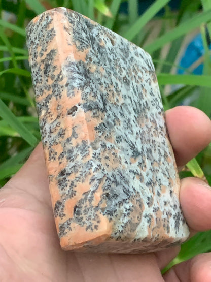Jaspe/ Agate dendritique - forme libre de 214,7 grammes - 77x60x20mm. Très beau morceau en forme de savon !