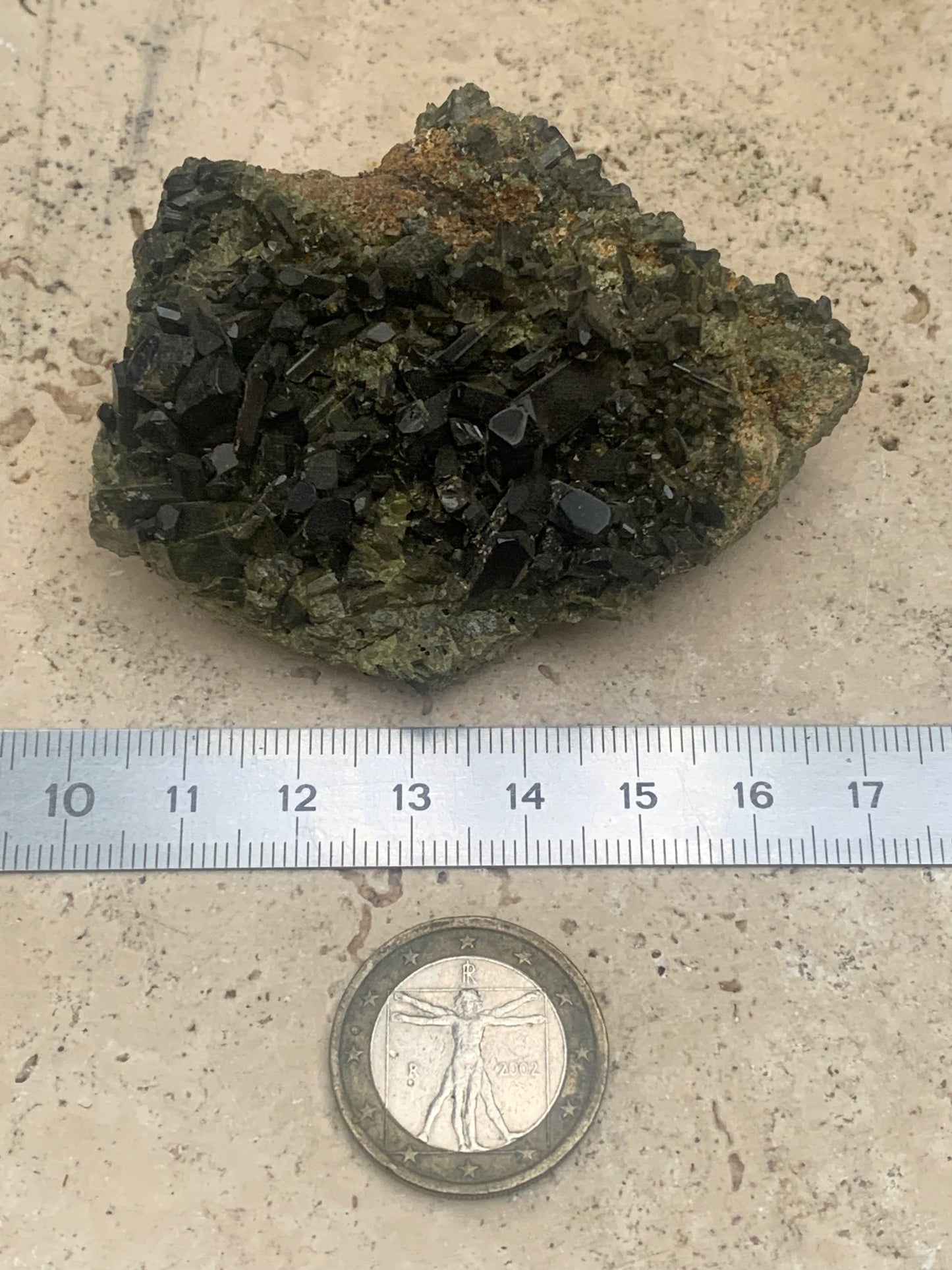 Épidote, belle pièce de minéralogie de 70 x 50 x 30mm - 101 grammes. Parfait en collection, bijouterie, exposition...