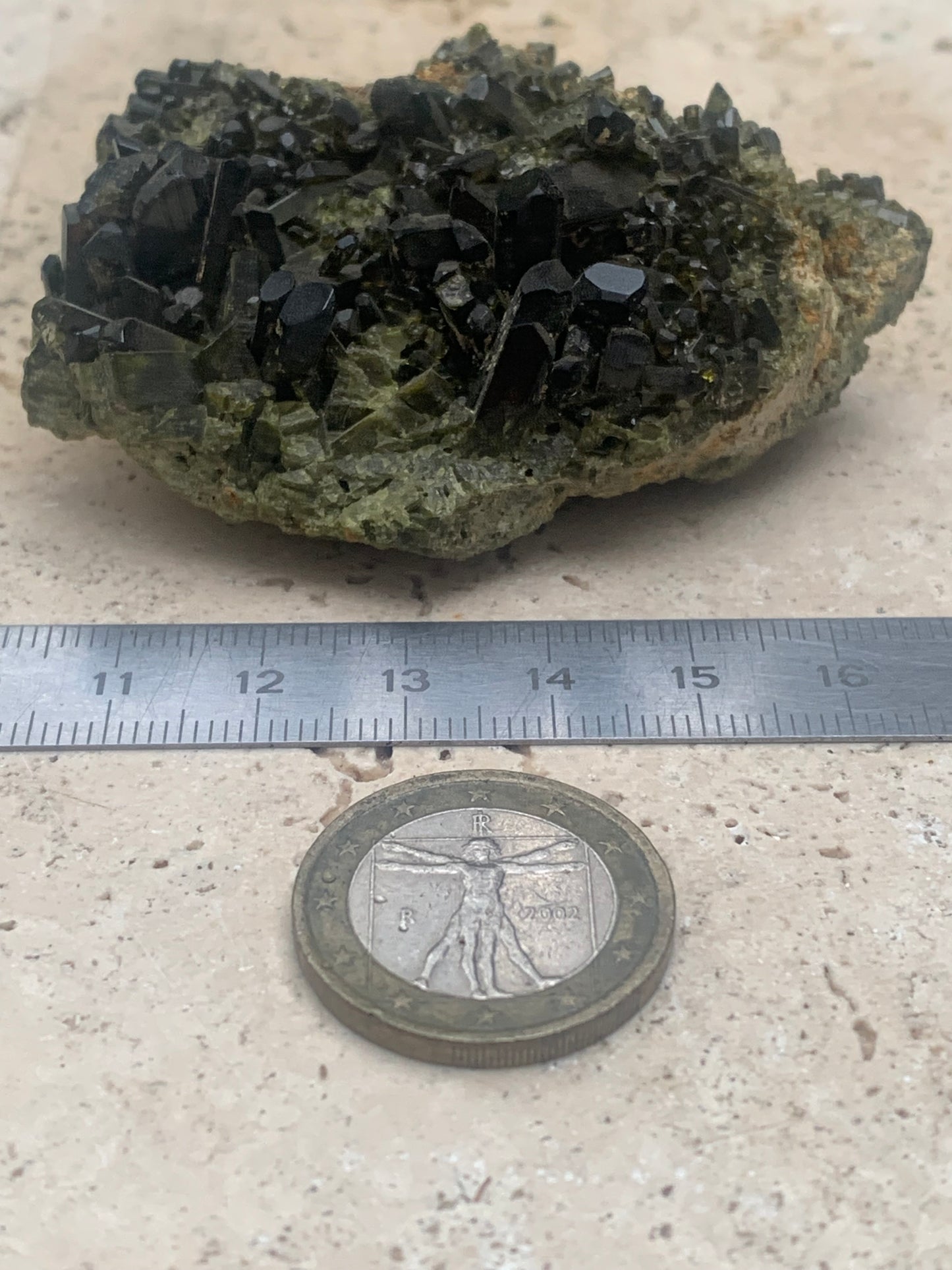 Épidote, belle pièce de minéralogie de 70 x 50 x 30mm - 101 grammes. Parfait en collection, bijouterie, exposition...