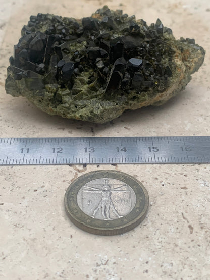 Épidote, belle pièce de minéralogie de 70 x 50 x 30mm - 101 grammes. Parfait en collection, bijouterie, exposition...