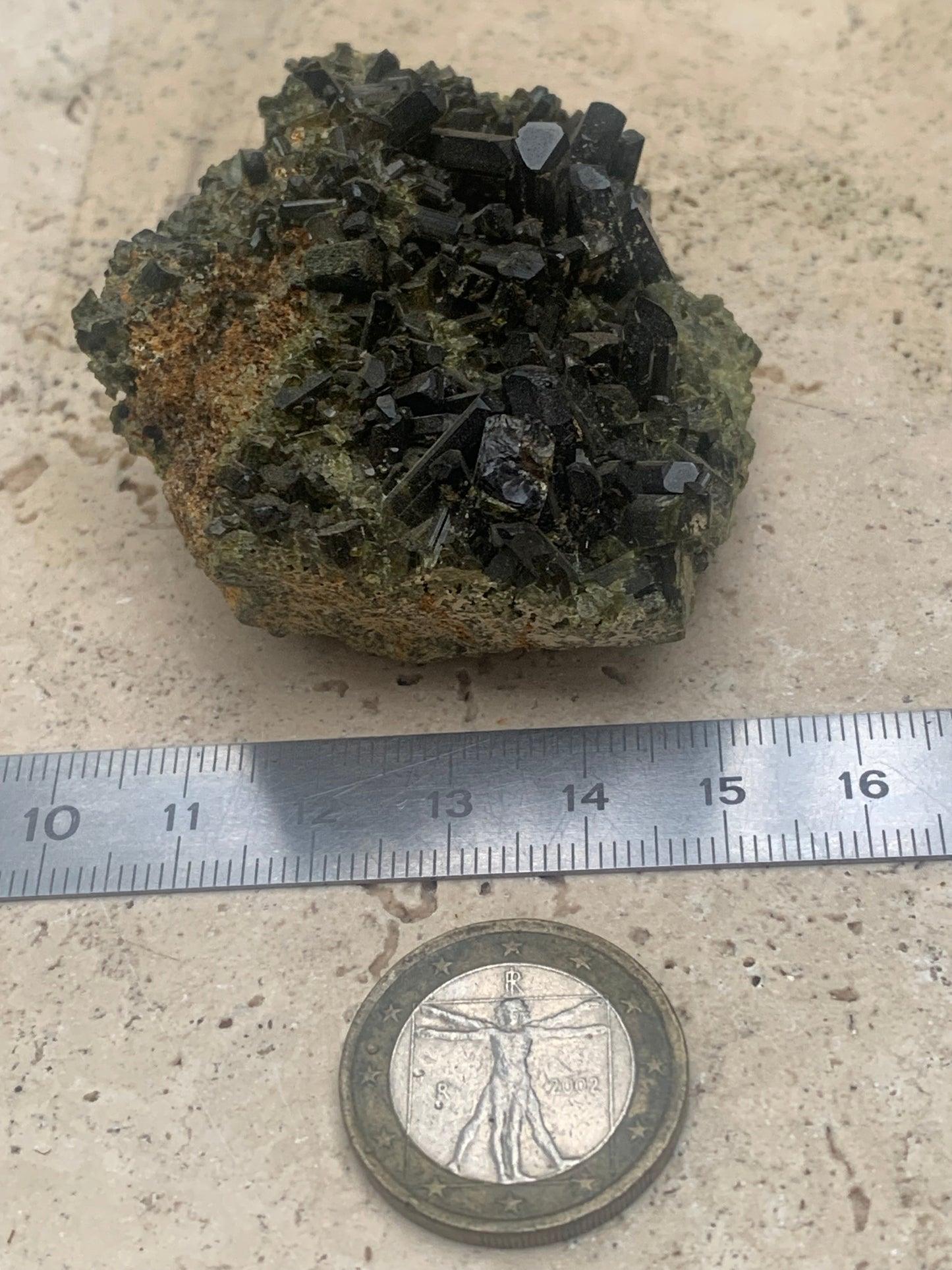 Épidote, belle pièce de minéralogie de 70 x 50 x 30mm - 101 grammes. Parfait en collection, bijouterie, exposition...