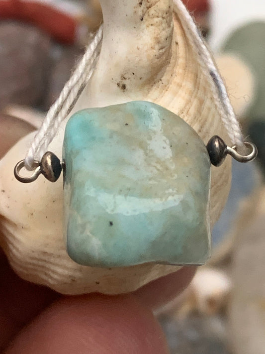 Larimar, pendentif en pierre naturelle à percement latéral. De 17 mm de hauteur x 15 de largeur x 14 d'épaisseur. Option chainette  !