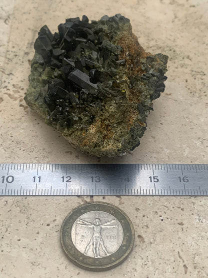 Épidote, belle pièce de minéralogie de 70 x 50 x 30mm - 101 grammes. Parfait en collection, bijouterie, exposition...
