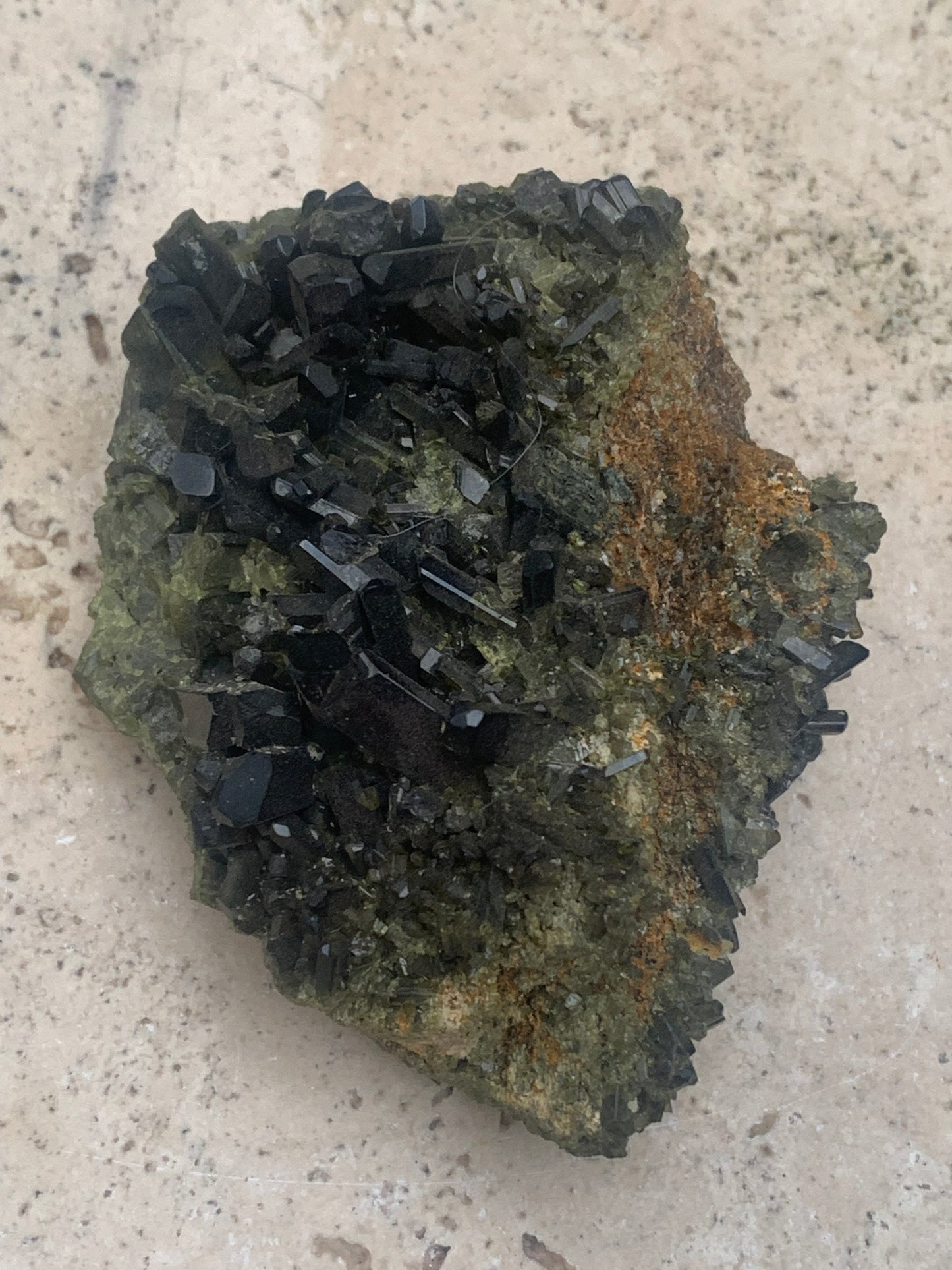 Épidote, belle pièce de minéralogie de 70 x 50 x 30mm - 101 grammes. Parfait en collection, bijouterie, exposition...