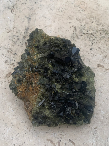 Épidote, belle pièce de minéralogie de 70 x 50 x 30mm - 101 grammes. Parfait en collection, bijouterie, exposition...