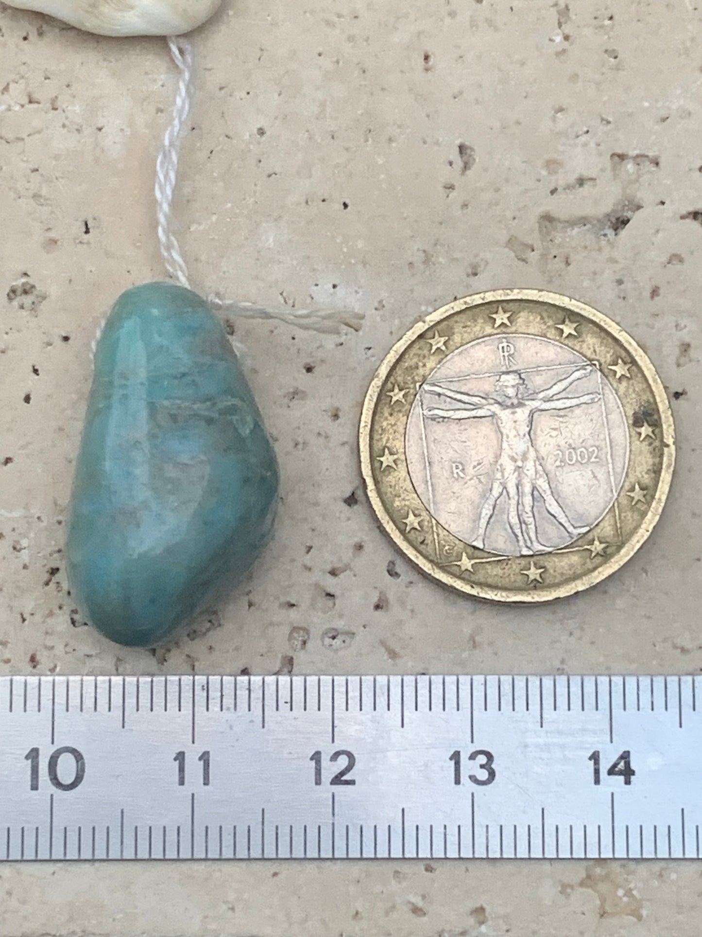Larimar, pendentif en pierre naturelle à percement latéral. De 26 mm de hauteur x 16 de largeur x 14 d'épaisseur. Vendu avec cordon noir réglable !