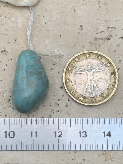 Larimar, pendentif en pierre naturelle à percement latéral. De 26 mm de hauteur x 16 de largeur x 14 d'épaisseur. Vendu avec cordon noir réglable !