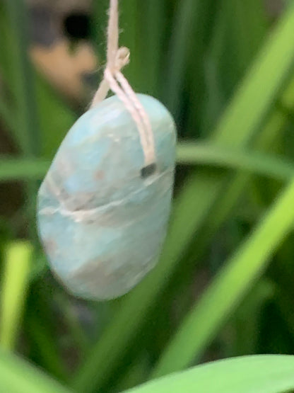 Larimar, pendentif en pierre naturelle à percement latéral. De 26 mm de hauteur x 16 de largeur x 14 d'épaisseur. Vendu avec cordon noir réglable !