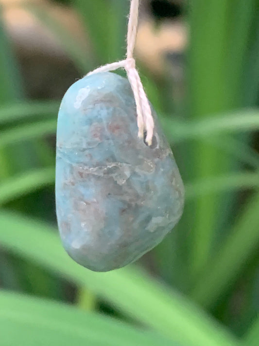 Larimar, pendentif en pierre naturelle à percement latéral. De 26 mm de hauteur x 16 de largeur x 14 d'épaisseur. Vendu avec cordon noir réglable !