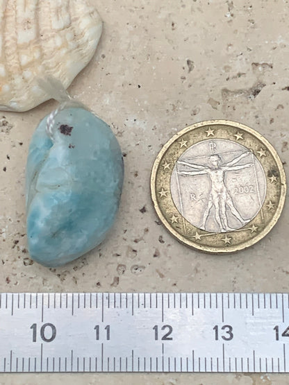 Larimar, pendentif en pierre naturelle à percement latéral. De 27 mm de hauteur x 16 de largeur x 14 d'épaisseur. Vendu avec cordon noir réglable !