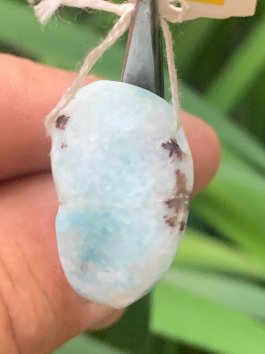 Larimar, pendentif en pierre naturelle à percement latéral. De 27 mm de hauteur x 16 de largeur x 14 d'épaisseur. Vendu avec cordon noir réglable !