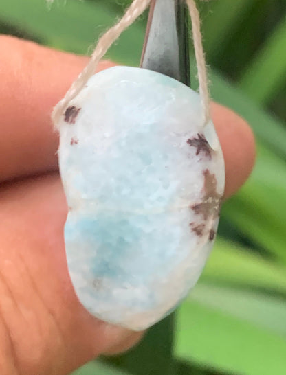 Larimar, pendentif en pierre naturelle à percement latéral. De 27 mm de hauteur x 16 de largeur x 14 d'épaisseur. Vendu avec cordon noir réglable !