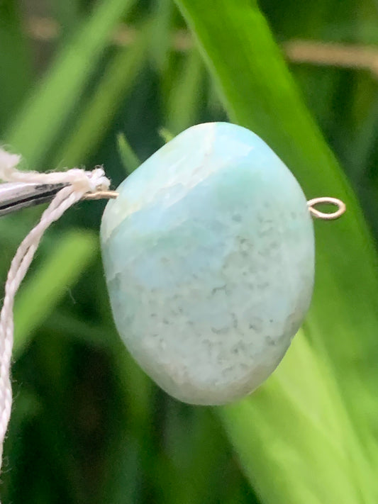 Larimar, pendentif en pierre naturelle à percement latéral. De 24 mm de hauteur x 18 de largeur x 13 d'épaisseur. Option chainette  !